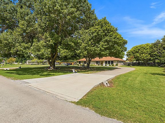 3rd image of 108 Woodlake Dr