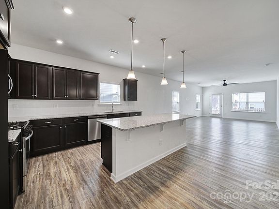 3rd image of 325 Ox Bow Cir