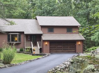 136 Pocono Circle Dr W, Dingmans Ferry, PA 18328
