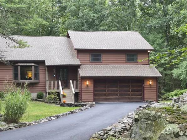 136 Pocono Circle Dr W, Dingmans Ferry, PA 18328