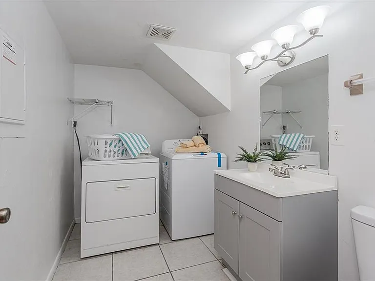 2134 NE 45th Ave — Photo 8