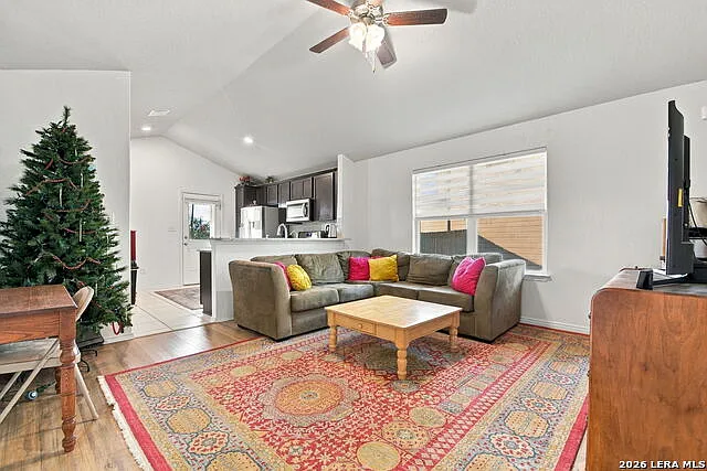 3 bed, 2.0 bath, 1010 sqft, $1,800 — Photo 4
