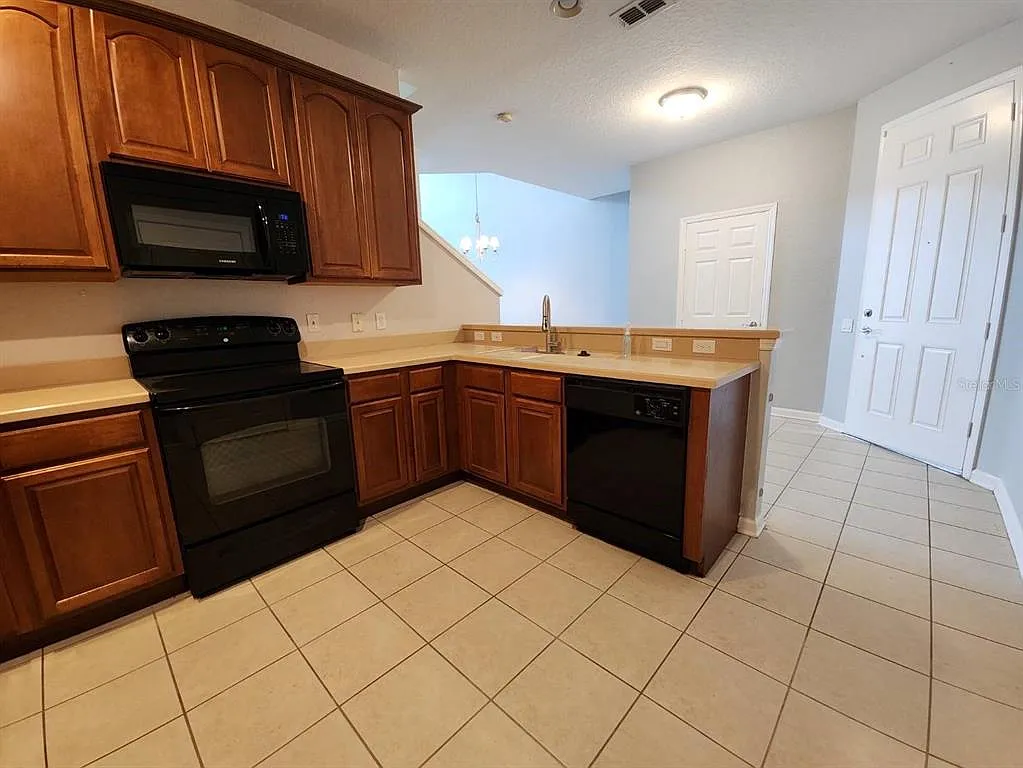 3 bed, 3.5 bath, 2036 sqft, $2,350 — Photo 4