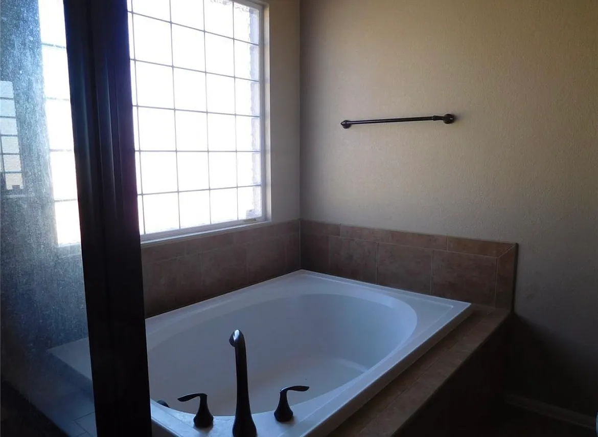 5 bed, 6128 sqft, $3,950 — Photo 1