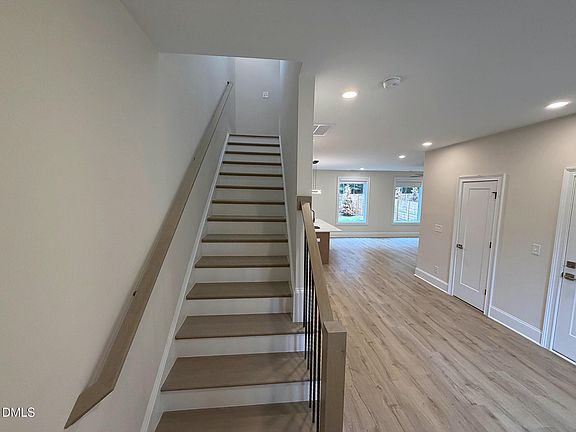 5th image of 914 Chatham Ln