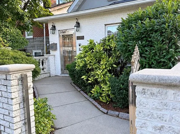 3182 Spencer Dr, Bronx, NY 10465