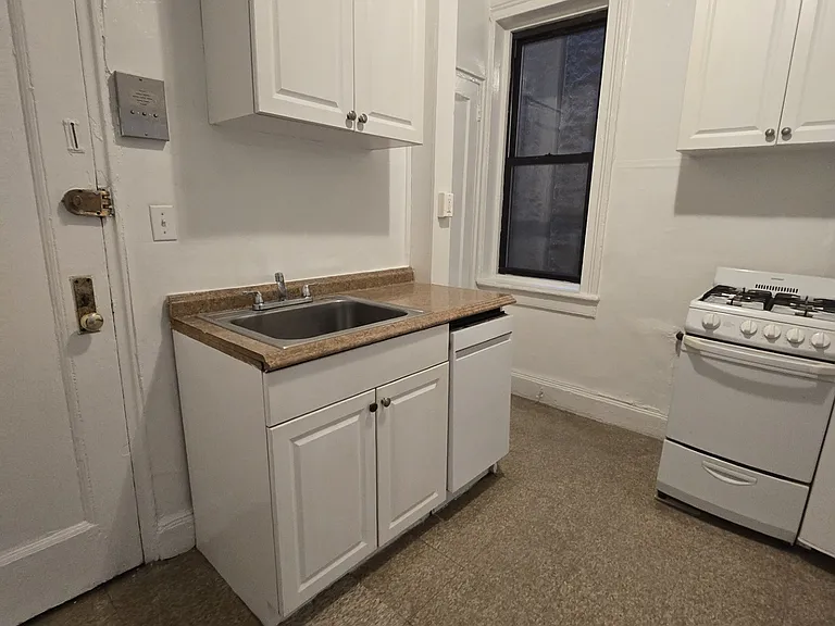 500 W 48th St #3RS — Photo 4