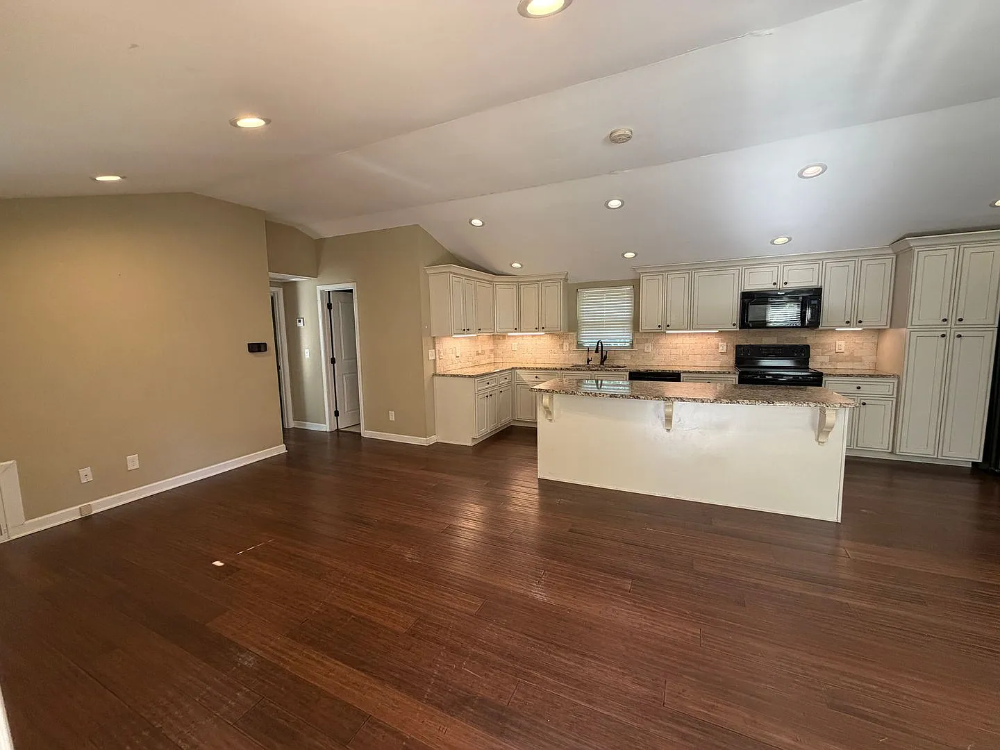 Single Family Home w/Garage — Photo 3