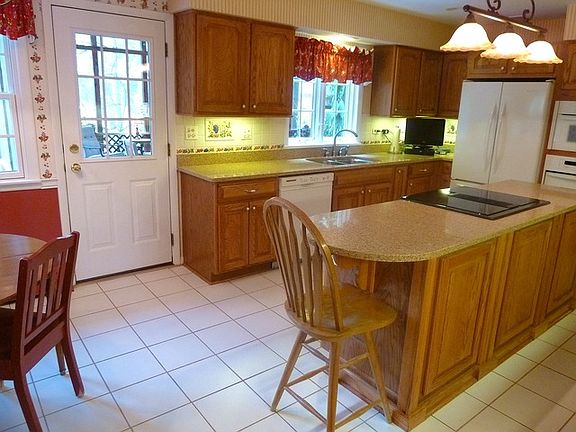5th image of 1109 Edgewater Dr