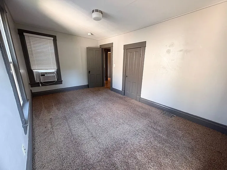 913 W Montgomery St — Photo 21