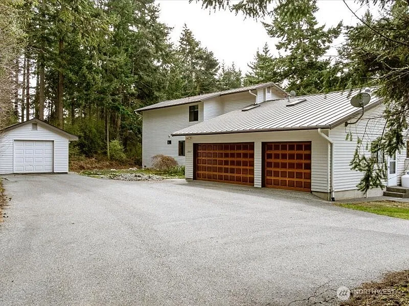 2047 Briarwood Drive photo 1