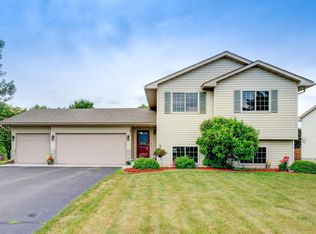7471 Wellington Dr, North Branch, MN 55056