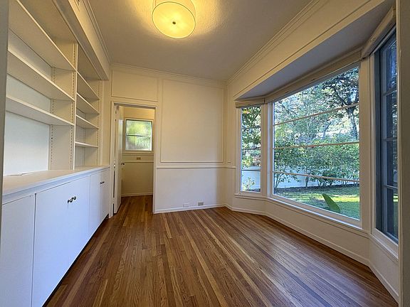 3rd image of 880 University Ave