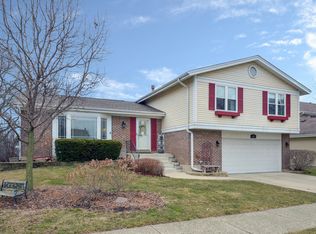 1107 Grant Pl, Vernon Hills, IL 60061