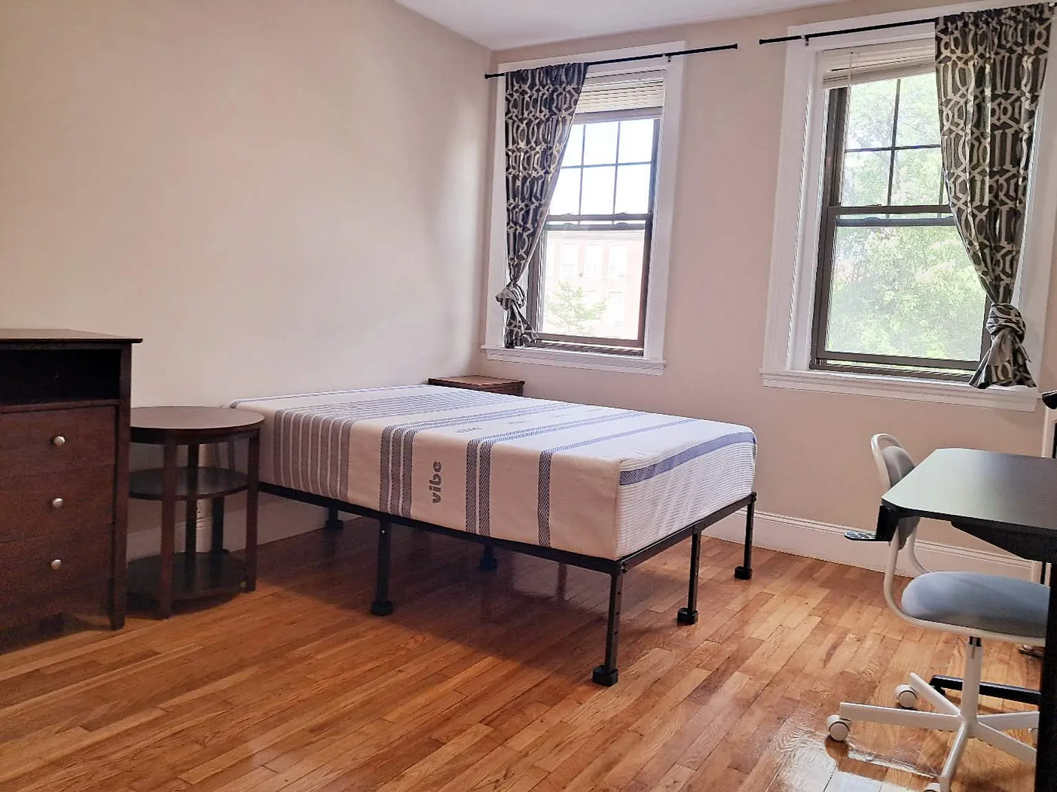 3 bed, 790 sqft, $1,250 — Photo 2