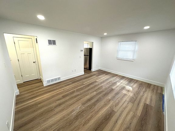 4th image of 954 33rd St SW