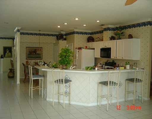 Kitchen and Bar area