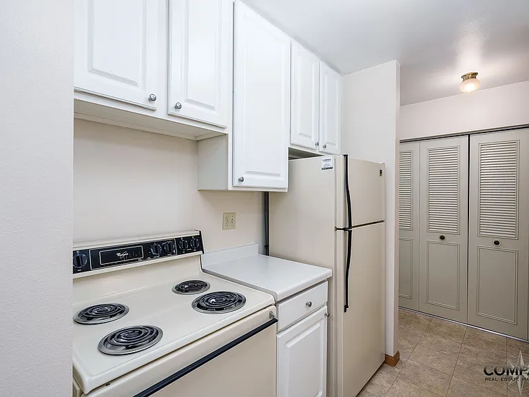 Half Moon Lake Apartments — Photo 3