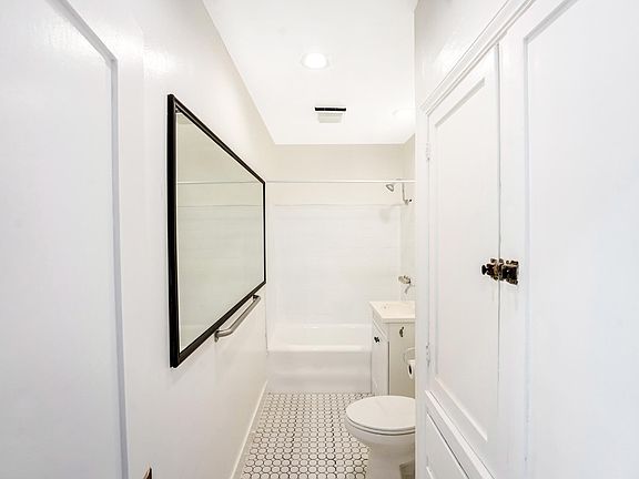 5th image of 828 N Formosa Ave