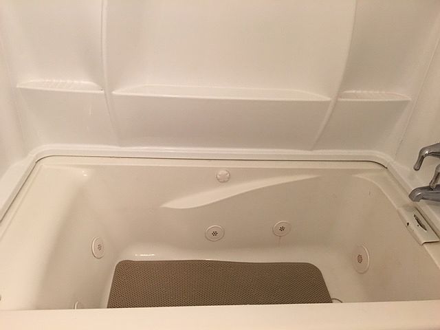 Jacuzzi tub