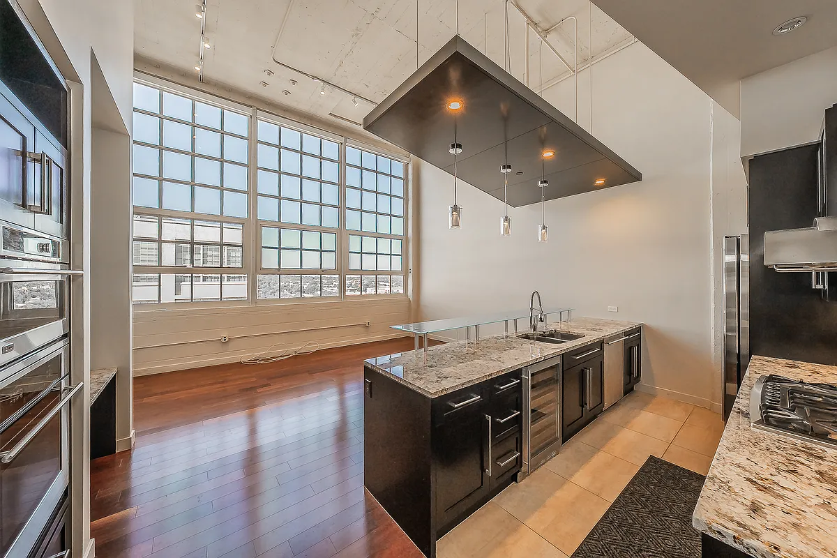 Building Photo - 2600 W 7th St #2816