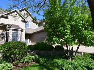 915 Oak Crest Ln, Saint Charles, IL 60175