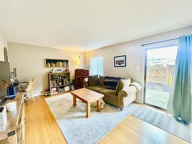 1956 Cambridge Dr — Photo 3