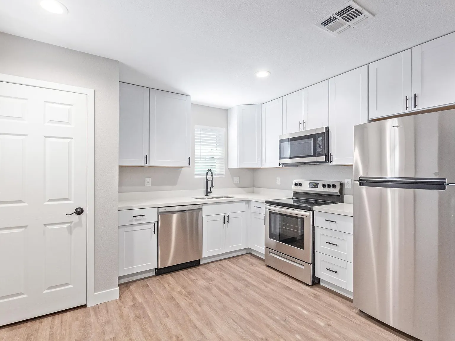 2 bed, 860 sqft, $1,310 — Photo 3