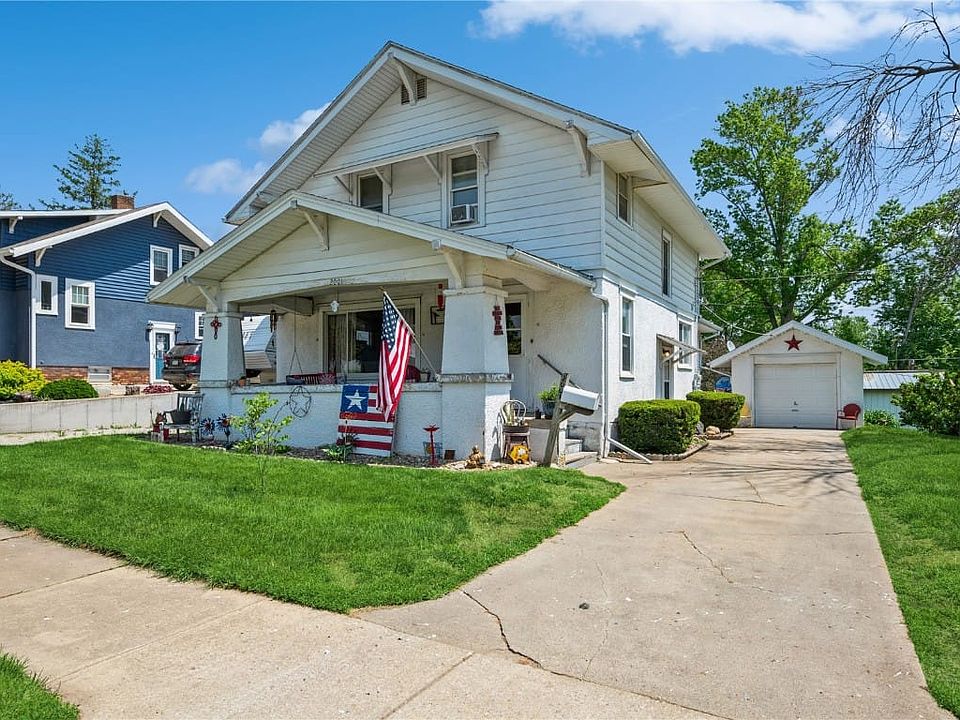 Charming 2 story in a great location in Belle Plai