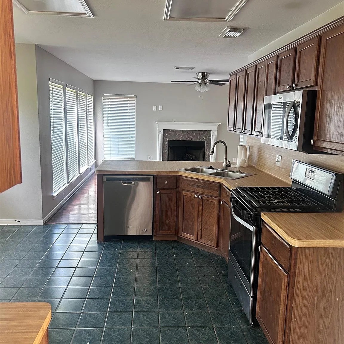 3 bed, 2.5 bath, 2020 sqft, $2,050 — Photo 2