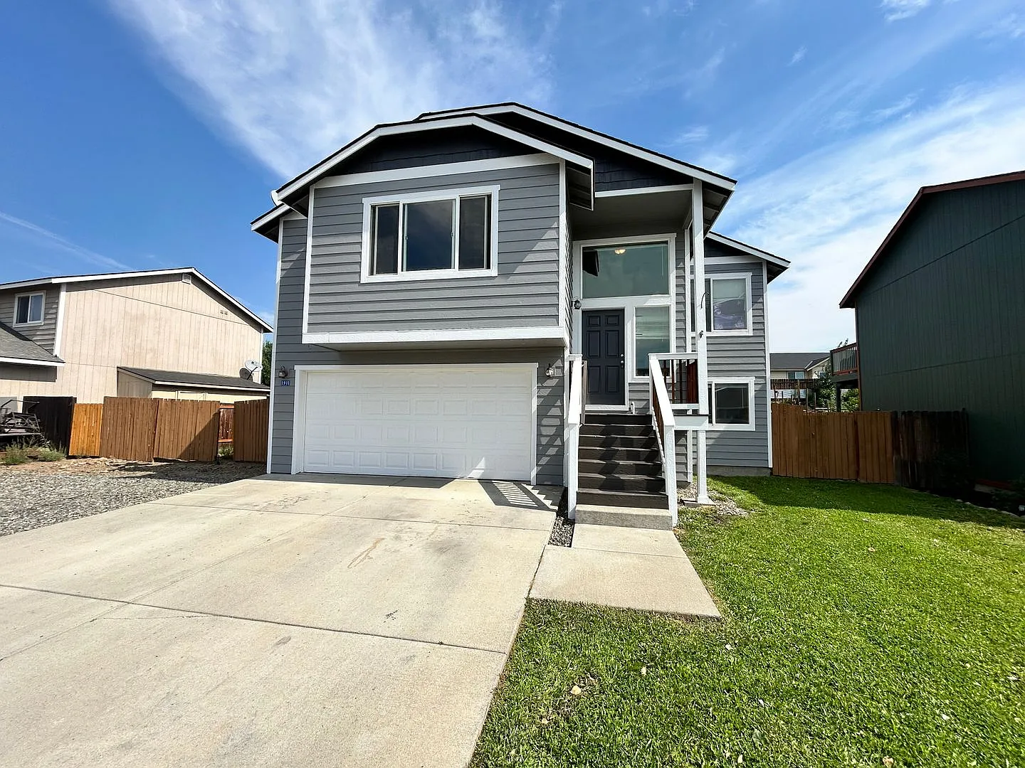 Large 5 Bedroom Home For Rent! — Photo 2
