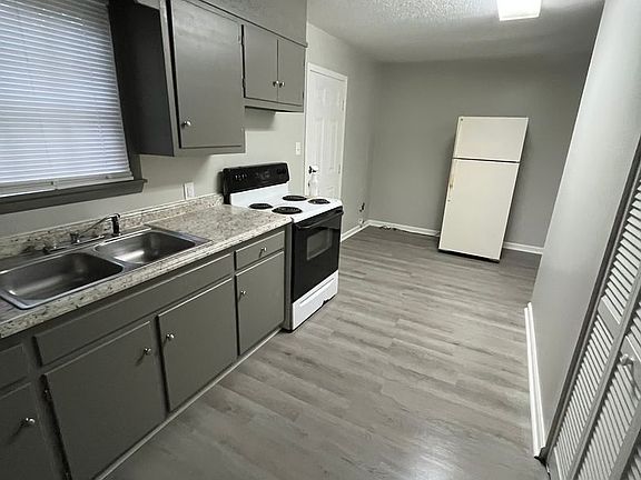 5th image of 902 N Preston St APT D