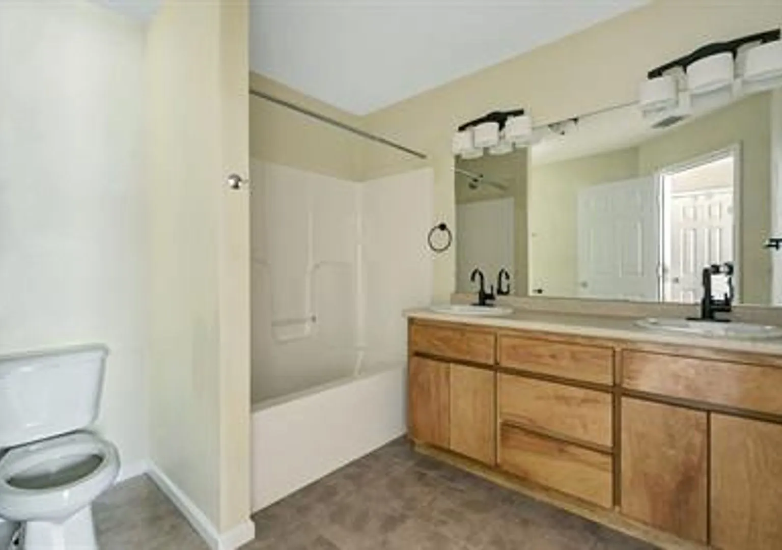 Beautiful duplex 3 bedroom 2 bath!! — Photo 4