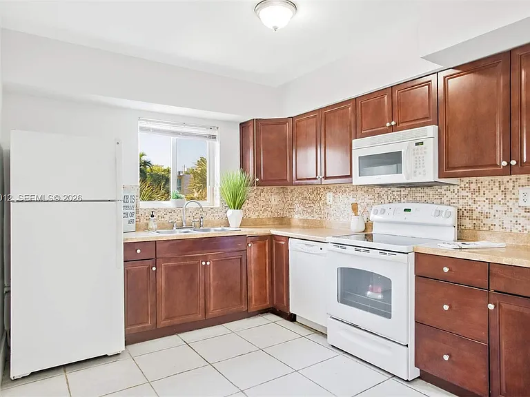 10001 W Bay Harbor Dr #208 — Photo 9