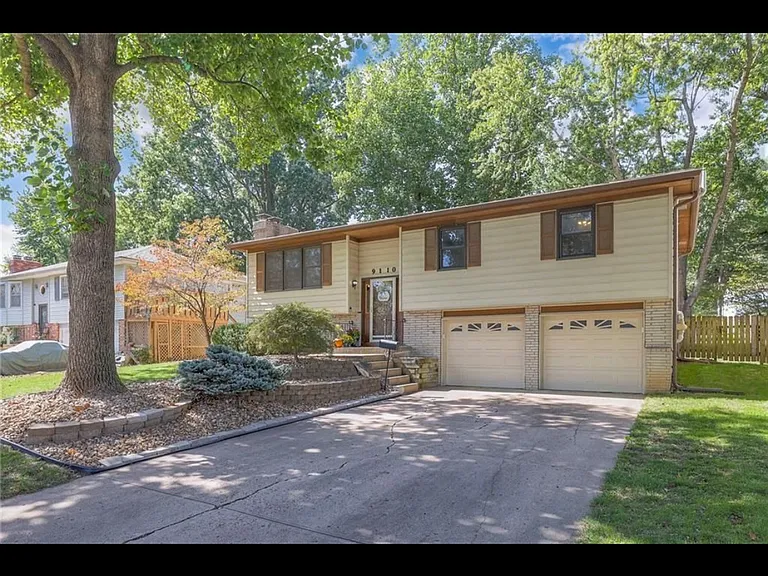 9110 Farley Ln — Photo 4