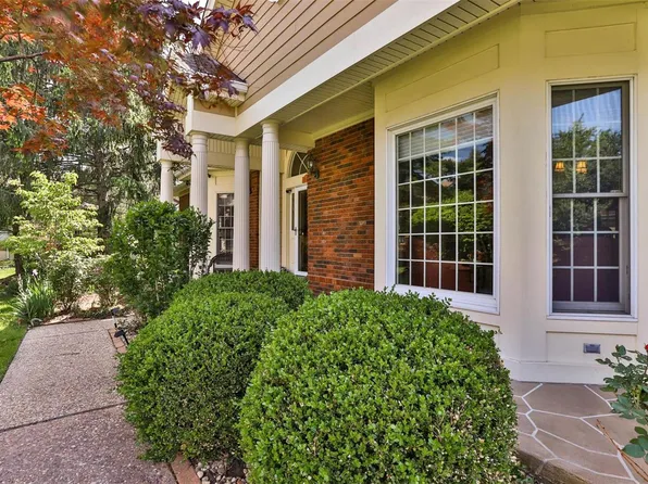 3924 Courtyard Place Dr, Saint Louis, MO 63127