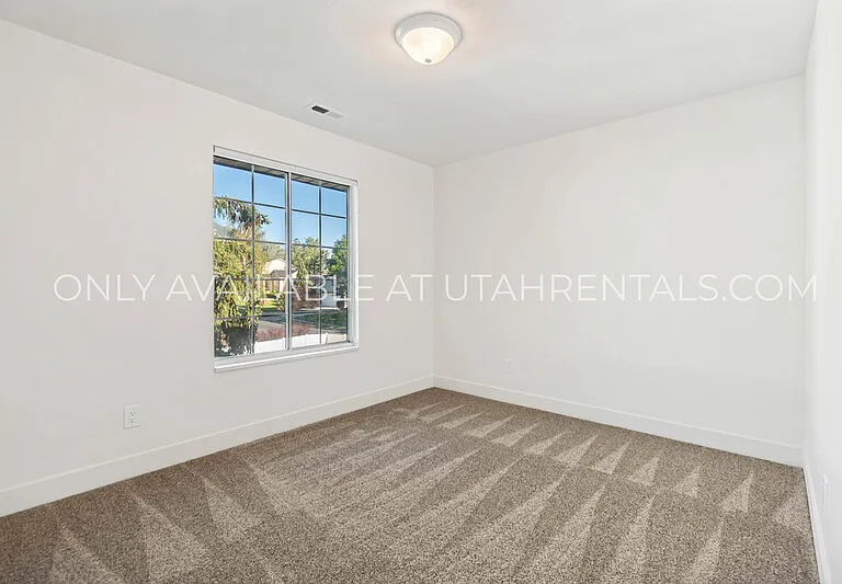 960 N Eastview Dr — Photo 16