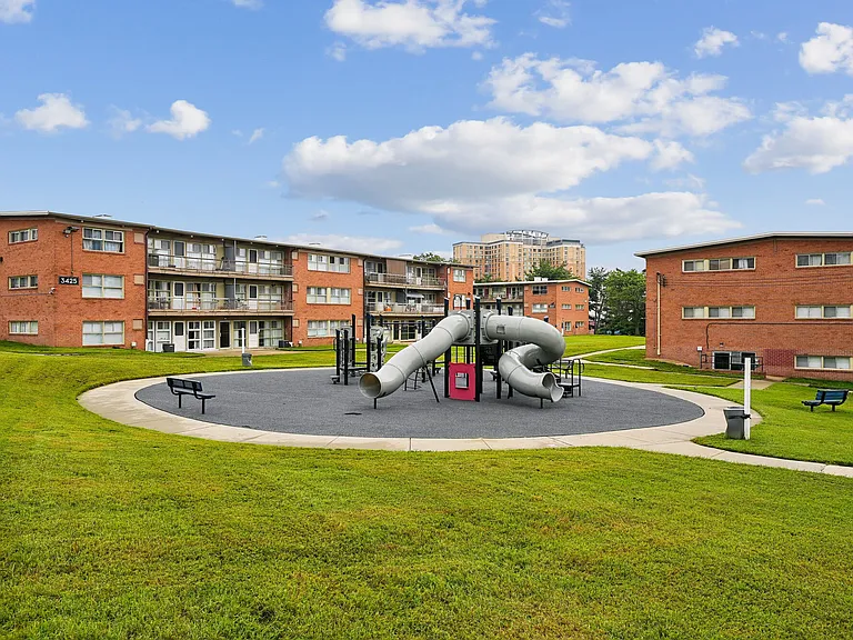 Belcrest Plaza — Photo 13