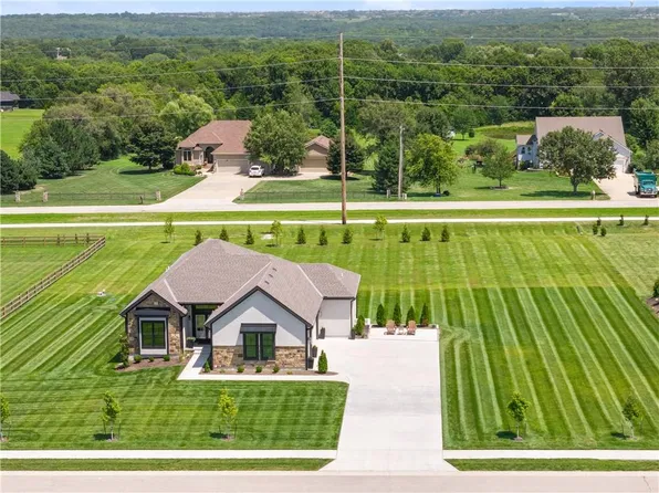 9717 Ingrid St, De Soto, KS 66018