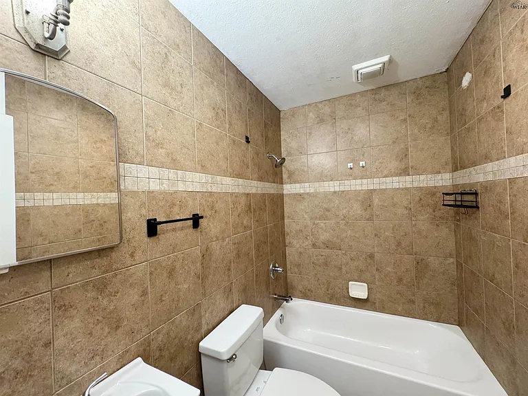 1403 E Cortez Dr — Photo 8