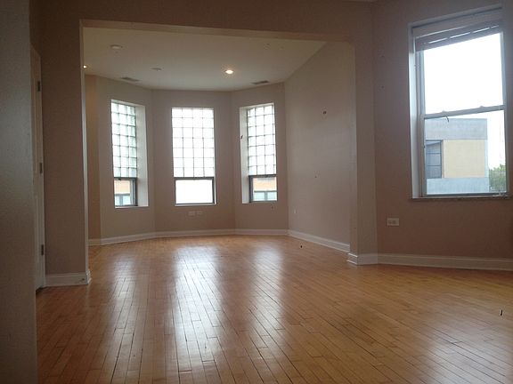 3rd image of 1408 N Washtenaw Ave #3