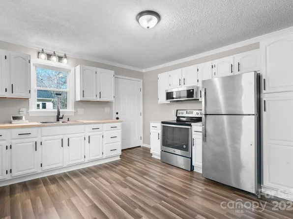 3992/3996 Dug Hill Rd, Lenoir, NC 28645