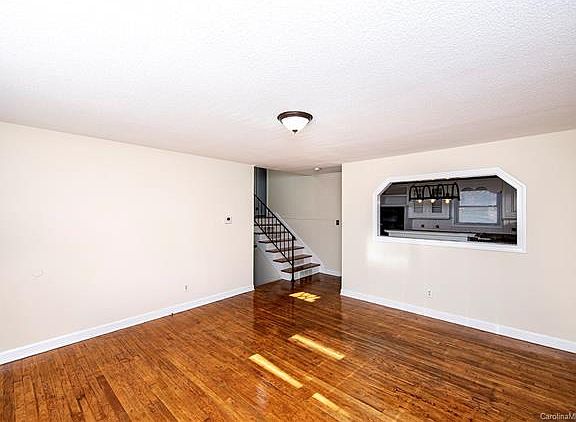 3rd image of 401 Meadowview Dr