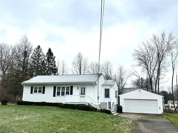 6978 Pine Grove Dr, Hubbard, OH 44425