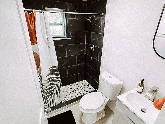 4th image of 2104 E Juneau St