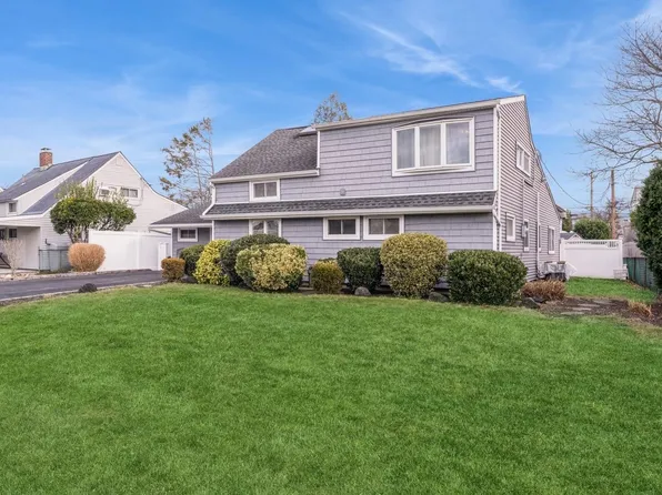 187 Red Maple Dr, Levittown, NY 11756