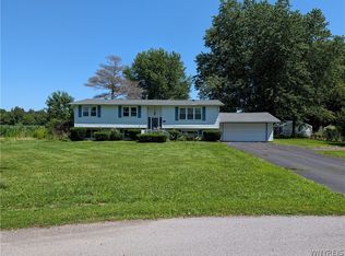 3961 Ridgelea Dr, Lockport, NY 14094