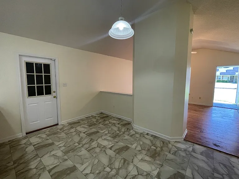 921 Pine Cone Cir — Photo 3