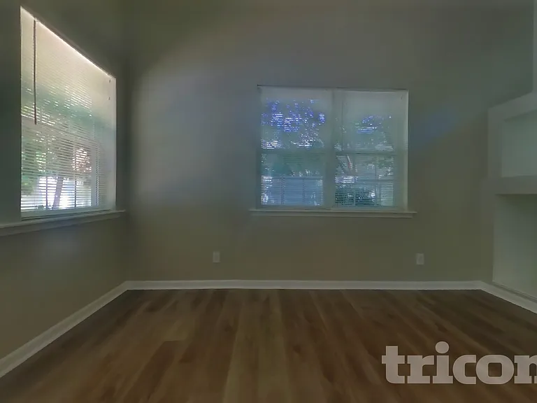 102 W Oaks Pl — Photo 2