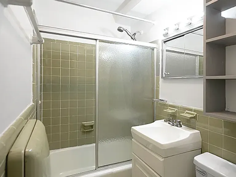 244 W 20th St #3R — Photo 8